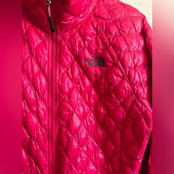 The NorthFace Women’s Thermoball Jacket - Picture 4 of 7